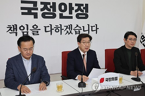 국민의힘 권성동 원내대표와 주진우 법률자문위원장이 14일 서울 여의도 국회에서 '비상계엄 특검법'(가칭) 발의와 관련해 기자간담회를 하고 있다.  왼쪽부터 유상범 법제사법위원회 간사, 권성동 원내대표, 주진우 법률자문위원장.  [연합뉴스]